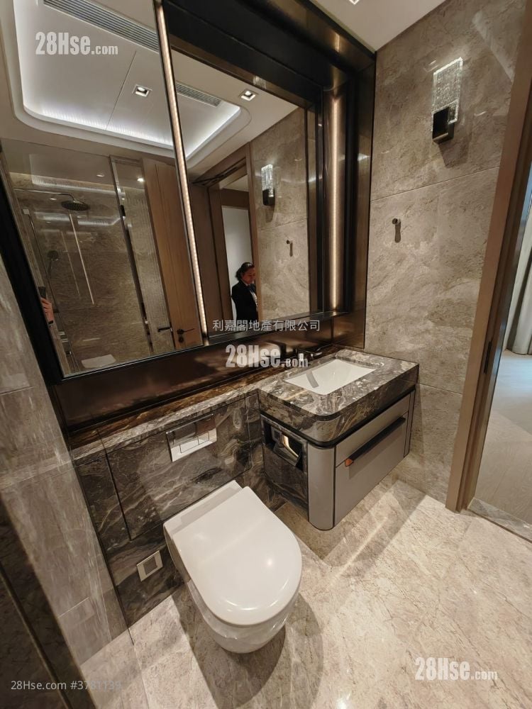 Central Peak Rental 4 Bedrooms , 4 Bathrooms 2,104 ft²