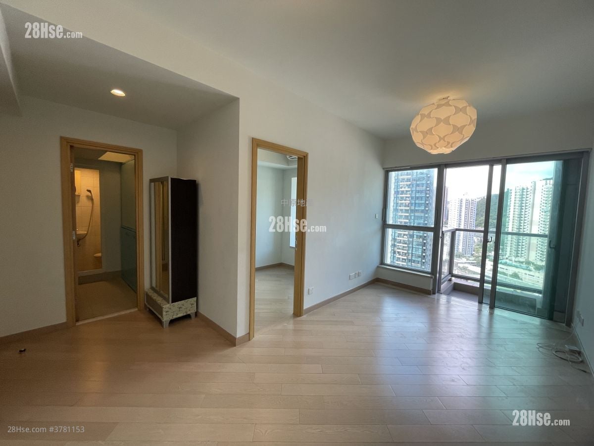 living room: Century Gateway Sell 4 Bedrooms 813 ft²