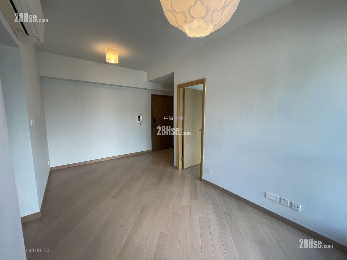 living room: Century Gateway Sell 4 Bedrooms 813 ft²