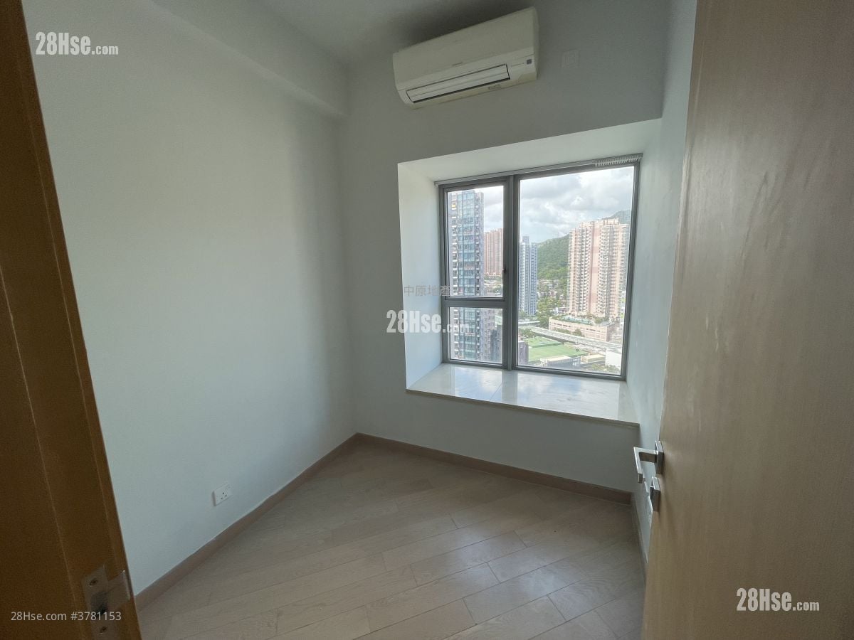 bedroom 2: Century Gateway Sell 4 Bedrooms 813 ft²