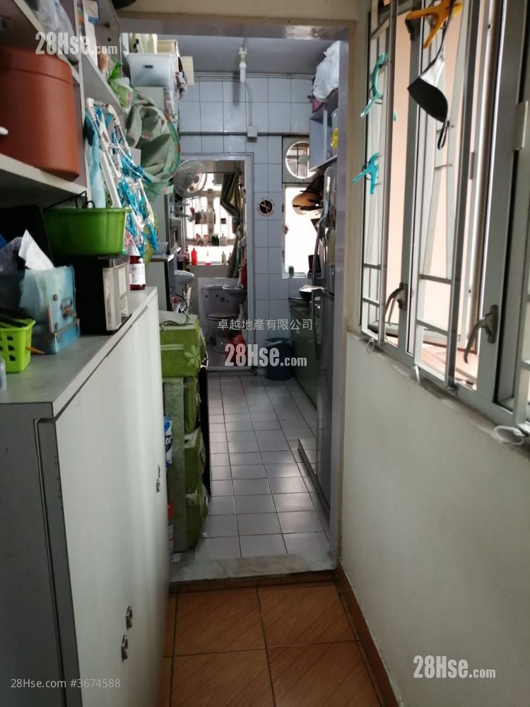 Tone Hing Building Sell 3 Bedrooms , 1 Bathroom 494 ft²