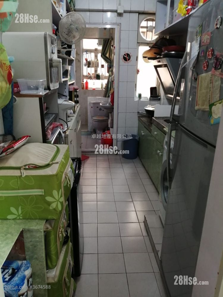 Tone Hing Building Sell 3 Bedrooms , 1 Bathroom 494 ft²