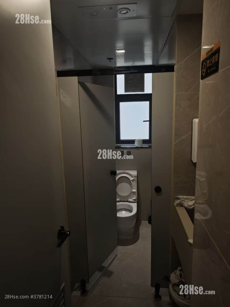 Island Building Rental 5+ Bedrooms , 2 Toilets 163 ft²