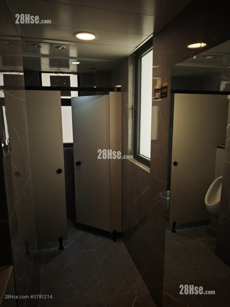 Island Building Rental 5+ Bedrooms , 2 Toilets 163 ft²