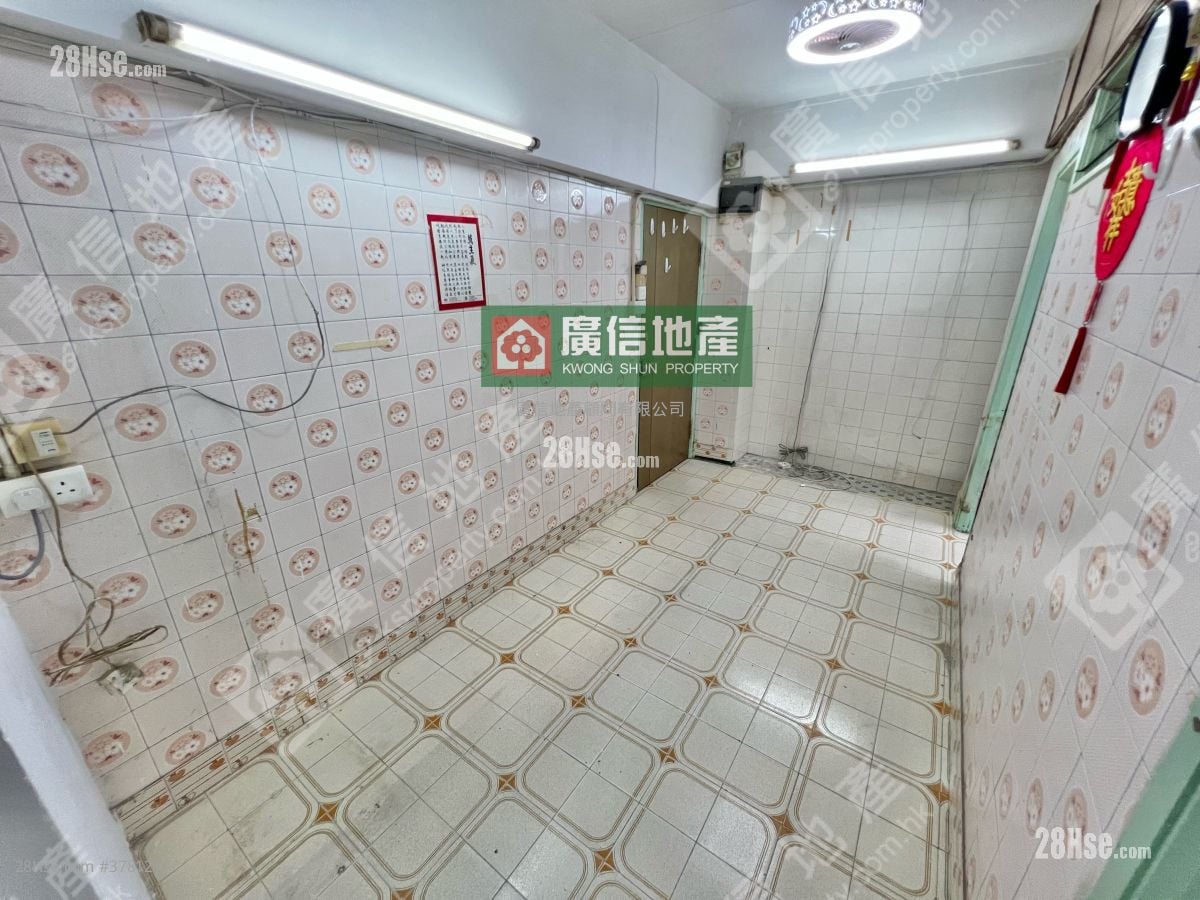 Fuk Wo Mansion Rental 3 Bedrooms , 1 Bathroom 330 ft²