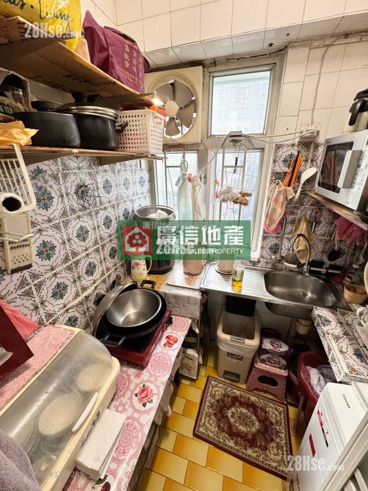 Fook Hong Mansion Sell 3 Bedrooms , 1 Bathroom 388 ft²