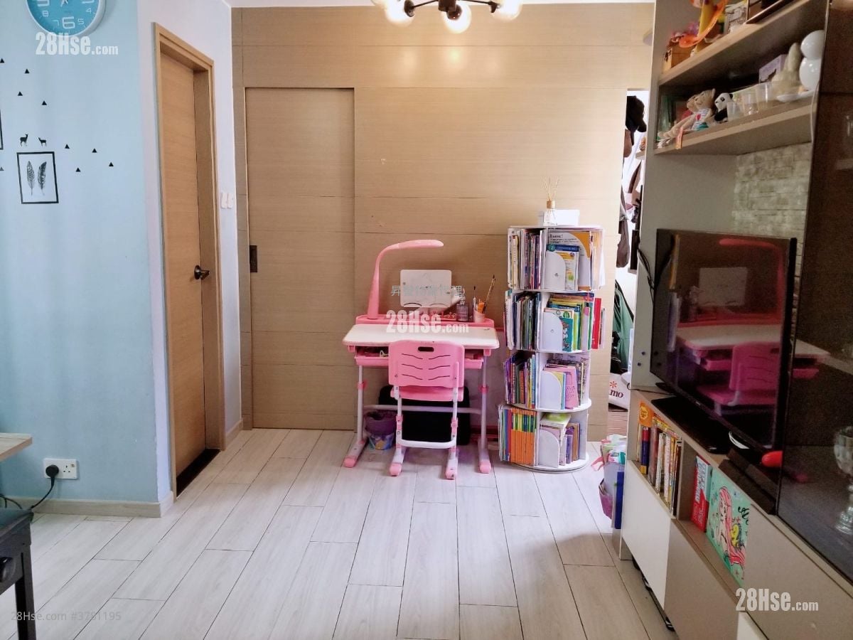 Sunshine Plaza Rental 2 Bedrooms , 1 Bathroom 355 ft²