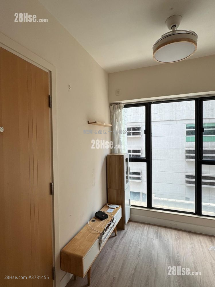 Legend Court Sell 2 Bedrooms , 1 Bathroom 307 ft²