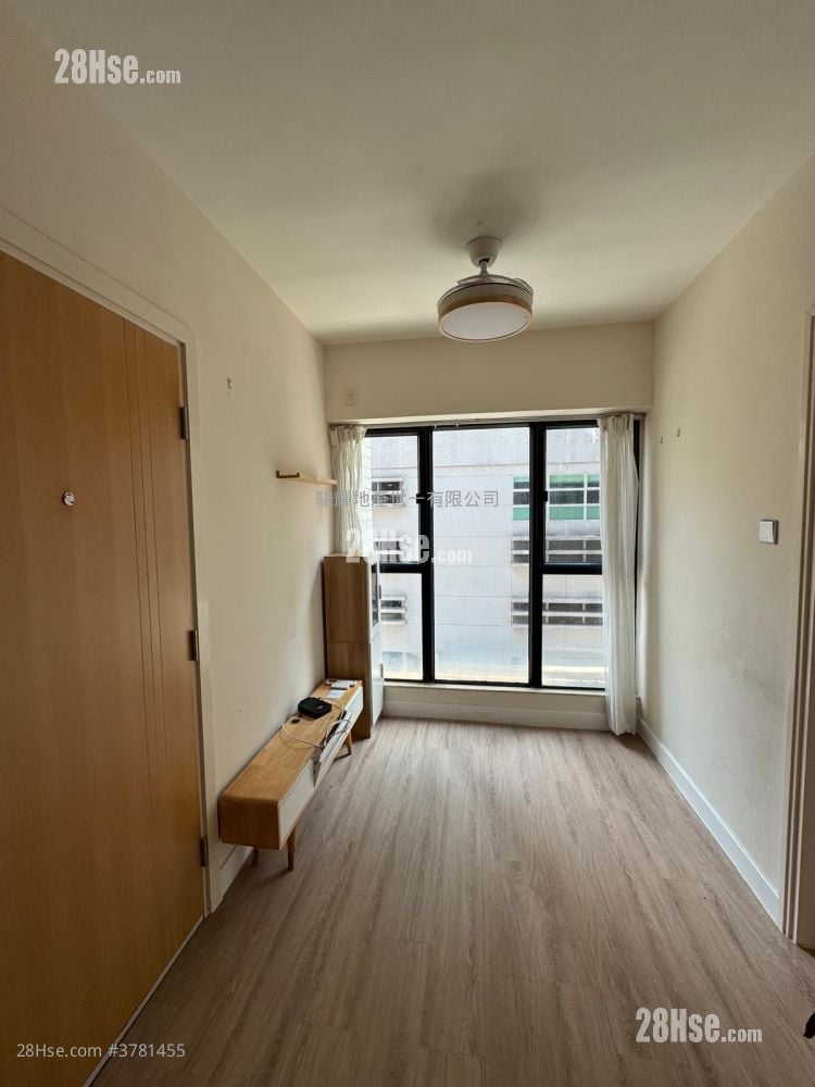 Legend Court Sell 2 Bedrooms , 1 Bathroom 307 ft²