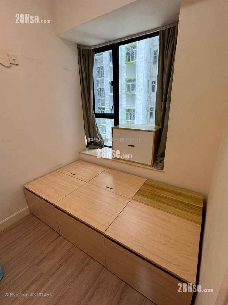 Legend Court Sell 2 Bedrooms , 1 Bathroom 307 ft²