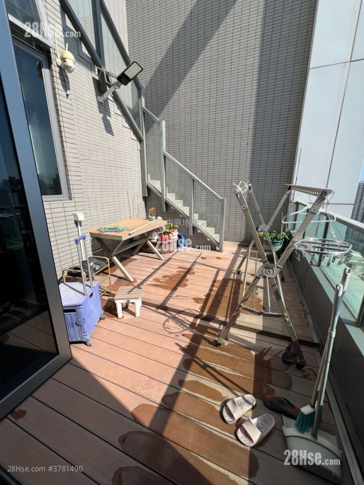 Esplanade Sell 3 Bedrooms , 2 Bathrooms 897 ft²