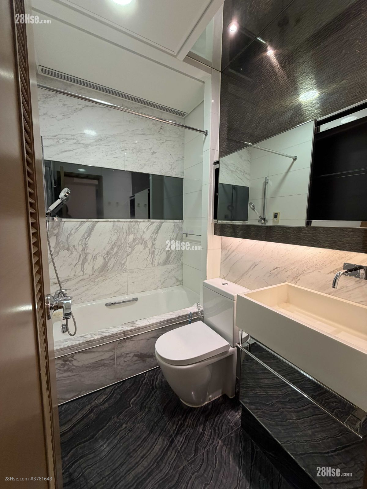 Yoho Midtown Sell 3 Bedrooms 880 ft²