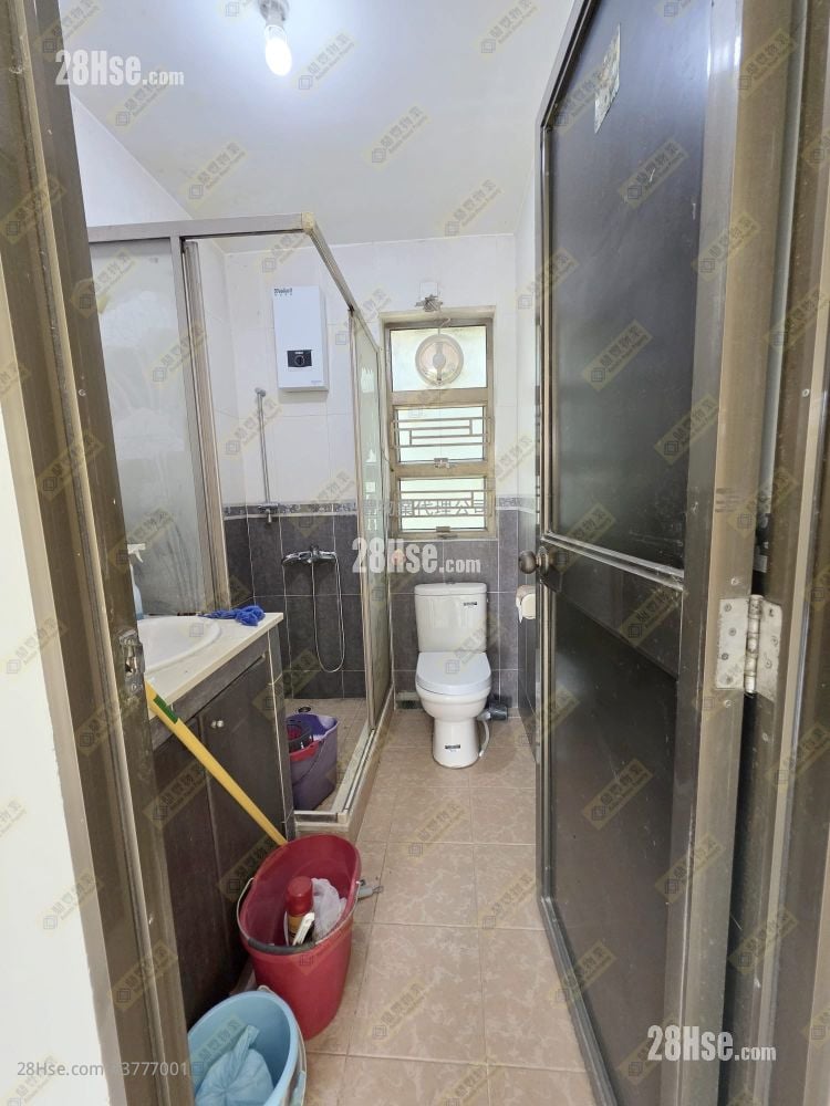 bathroom: Village Rental 3 Bedrooms , 1 Bathroom