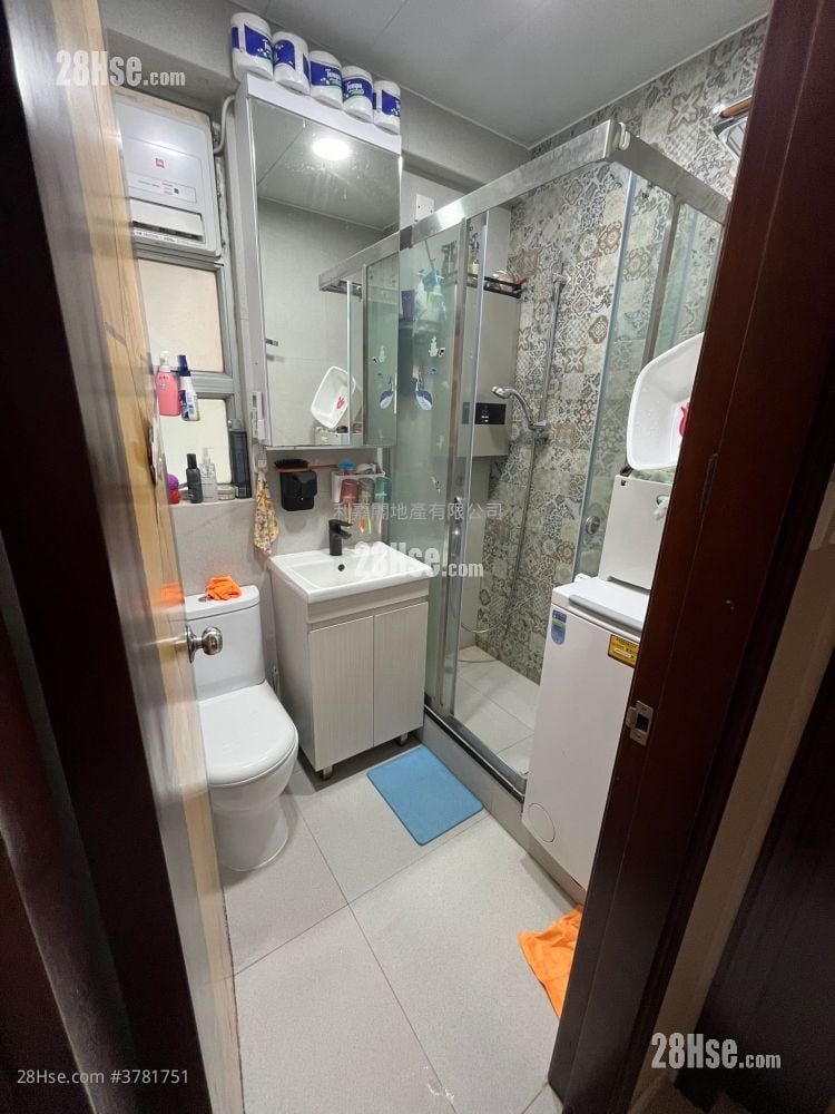 Ko Nga Court Sell 2 Bedrooms , 1 Bathroom 365 ft²