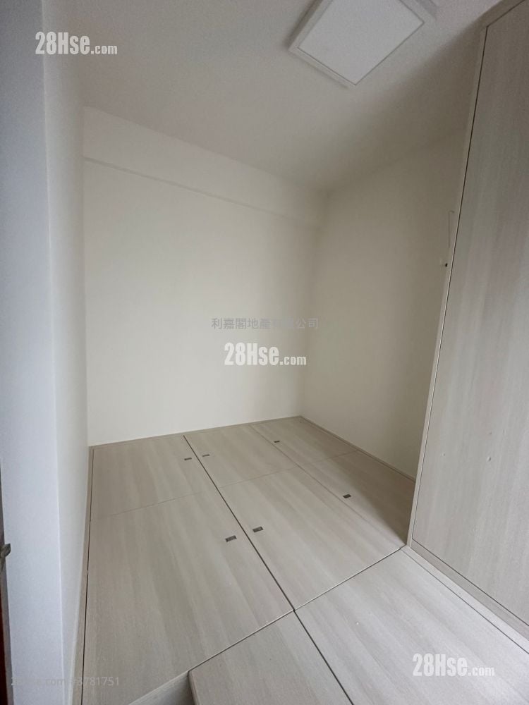 Ko Nga Court Sell 2 Bedrooms , 1 Bathroom 365 ft²