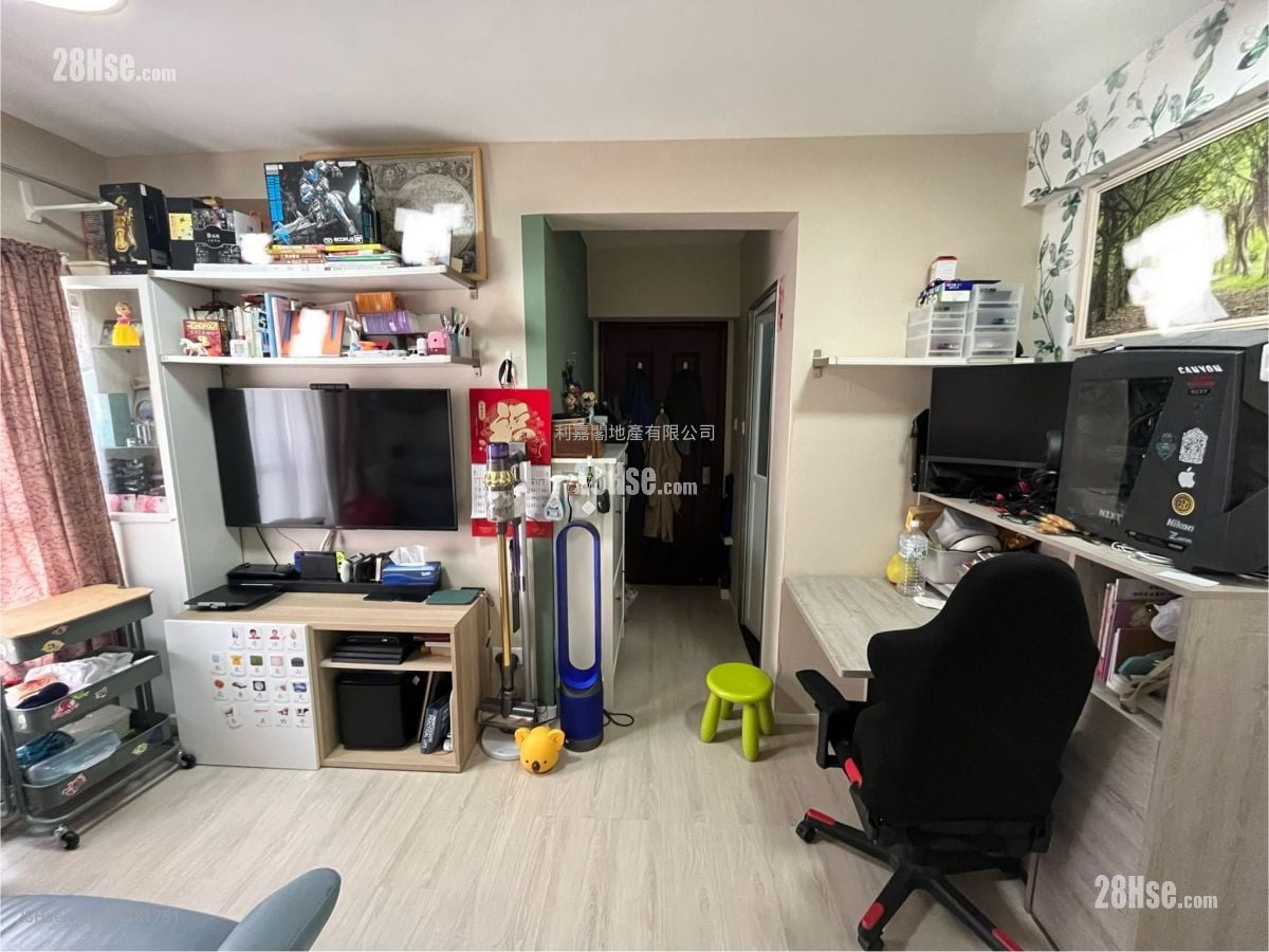 Ko Nga Court Sell 2 Bedrooms , 1 Bathroom 365 ft²