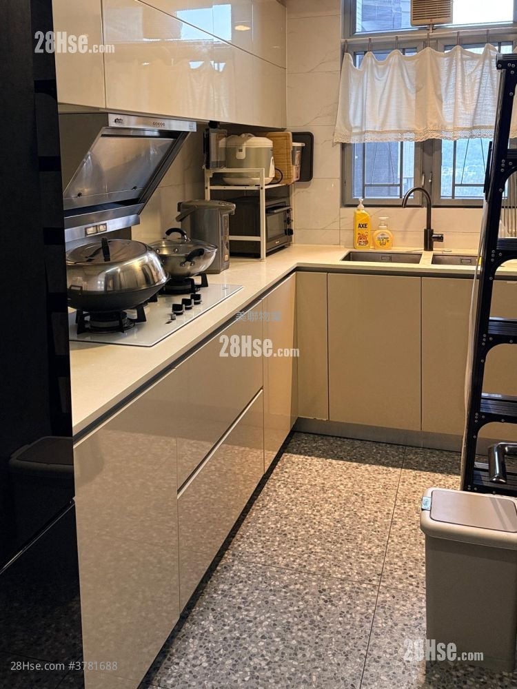 The Reach Sell 3 Bedrooms , 2 Bathrooms 743 ft²