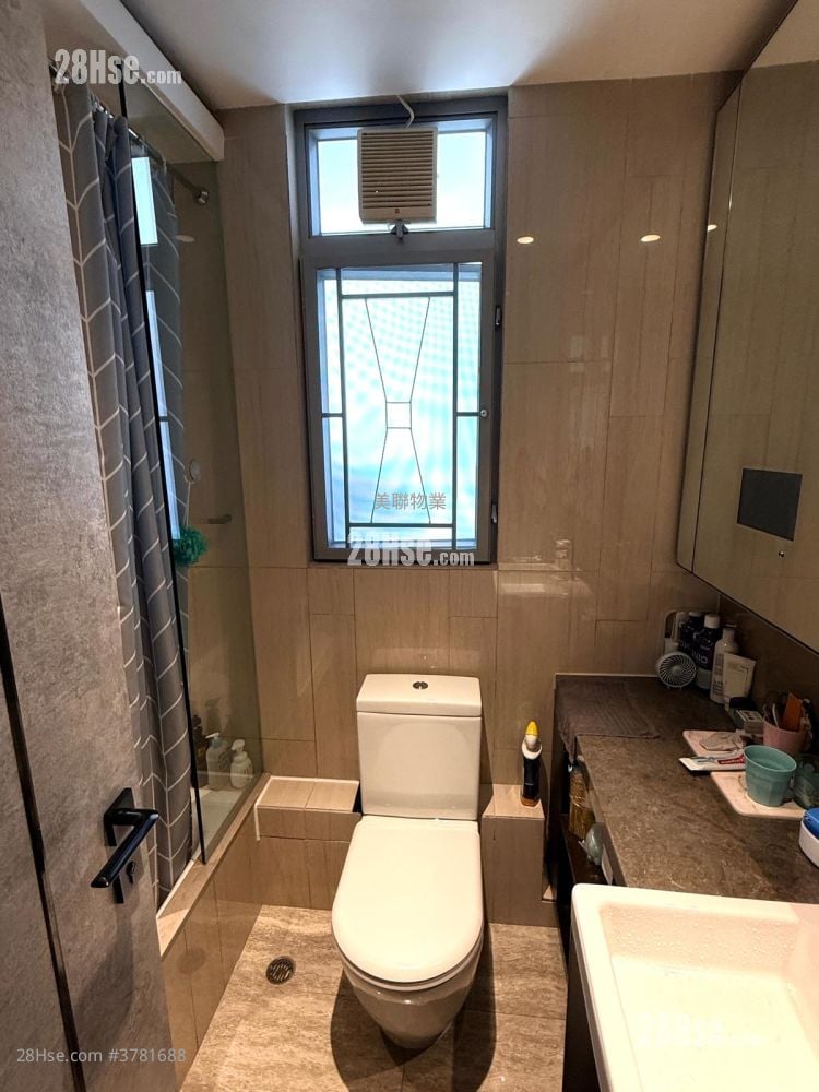 The Reach Sell 3 Bedrooms , 2 Bathrooms 743 ft²