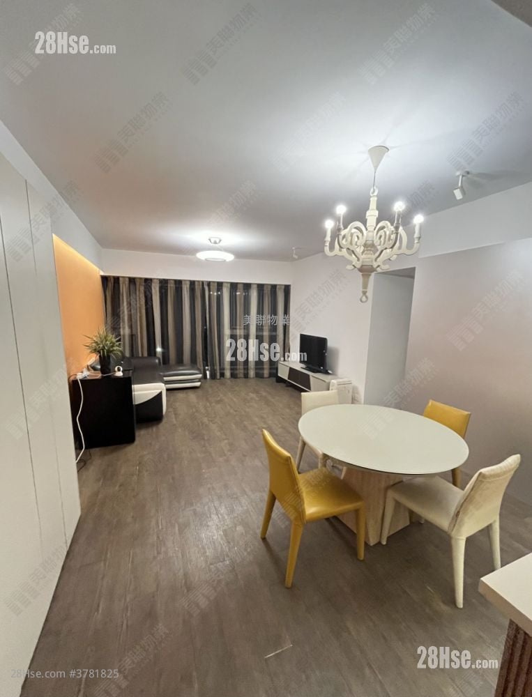 living room: Symphony Bay Sell 3 Bedrooms , 3 Bathrooms 1,031 ft²