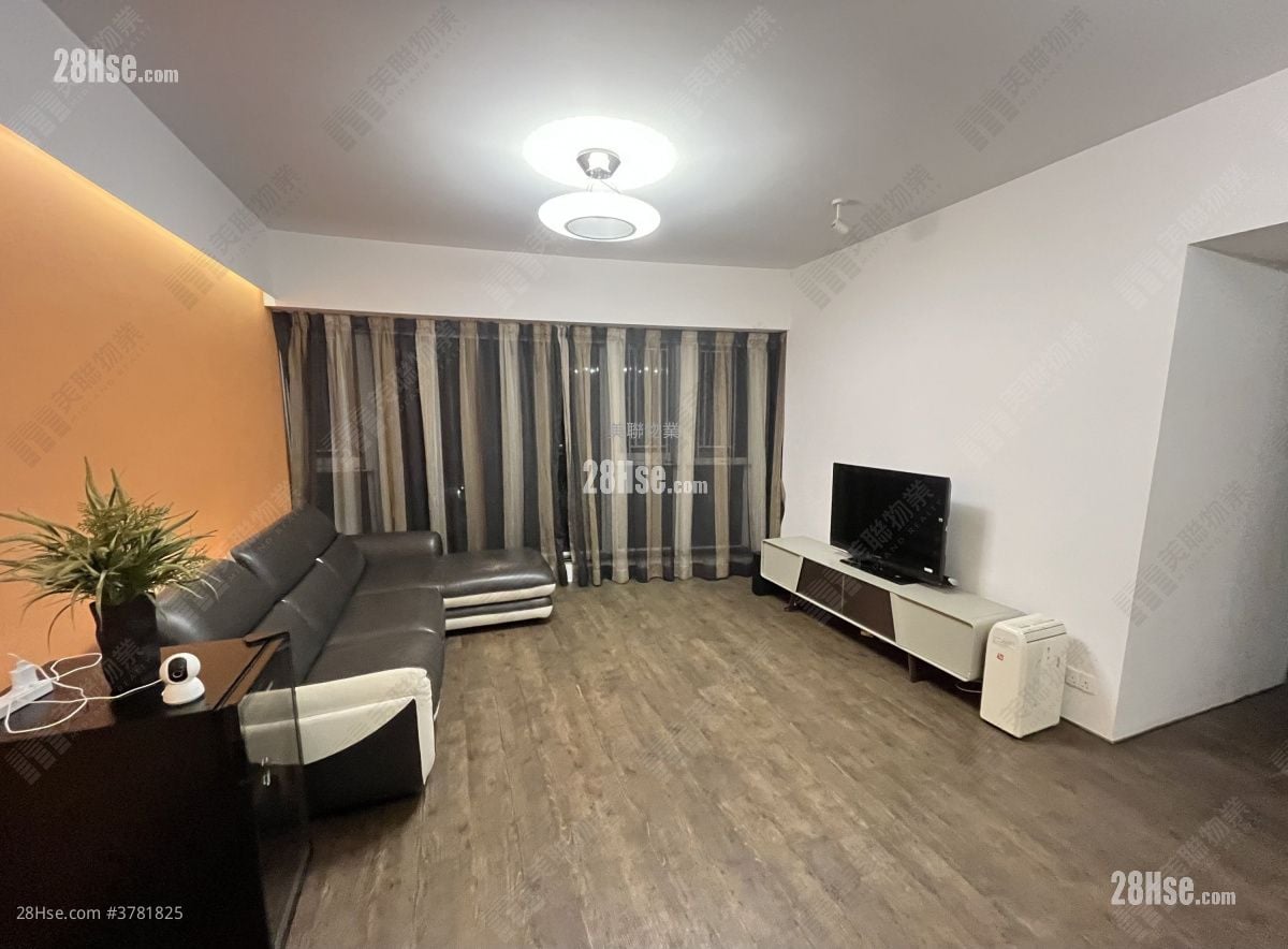 living room: Symphony Bay Sell 3 Bedrooms , 3 Bathrooms 1,031 ft²