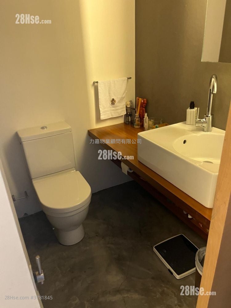 Hanking Court Sell 4 Bedrooms , 2 Bathrooms 1,595 ft²