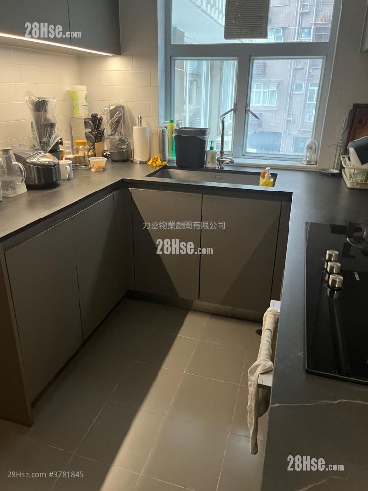 Hanking Court Sell 4 Bedrooms , 2 Bathrooms 1,595 ft²