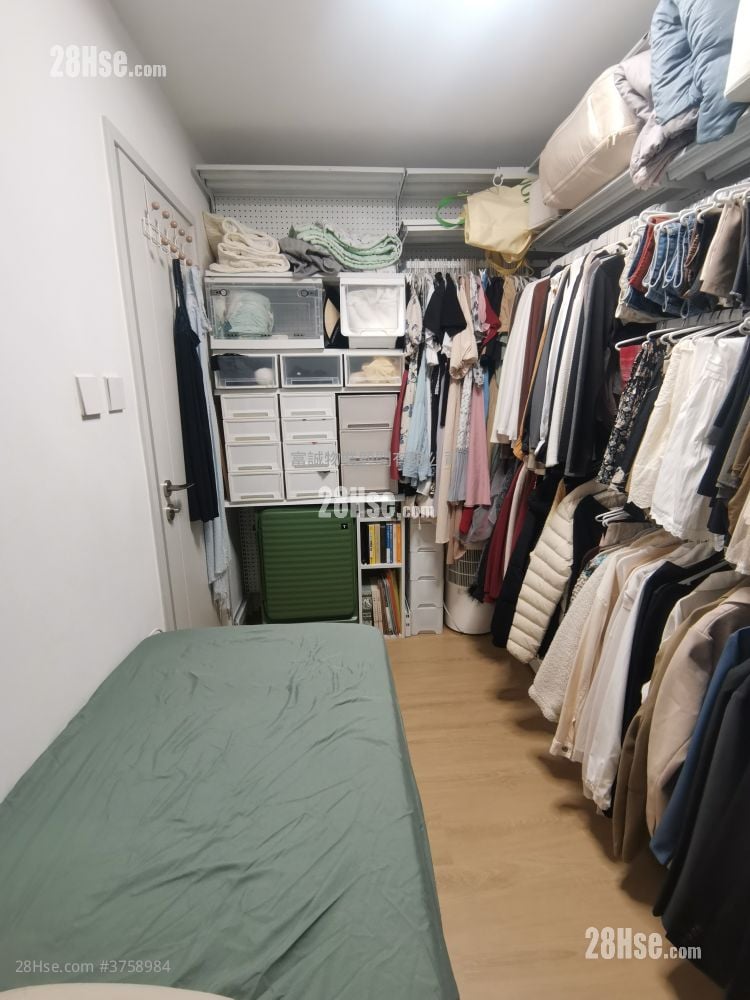 Hong Tin Court Sell 2 Bedrooms , 1 Bathroom 400 ft²