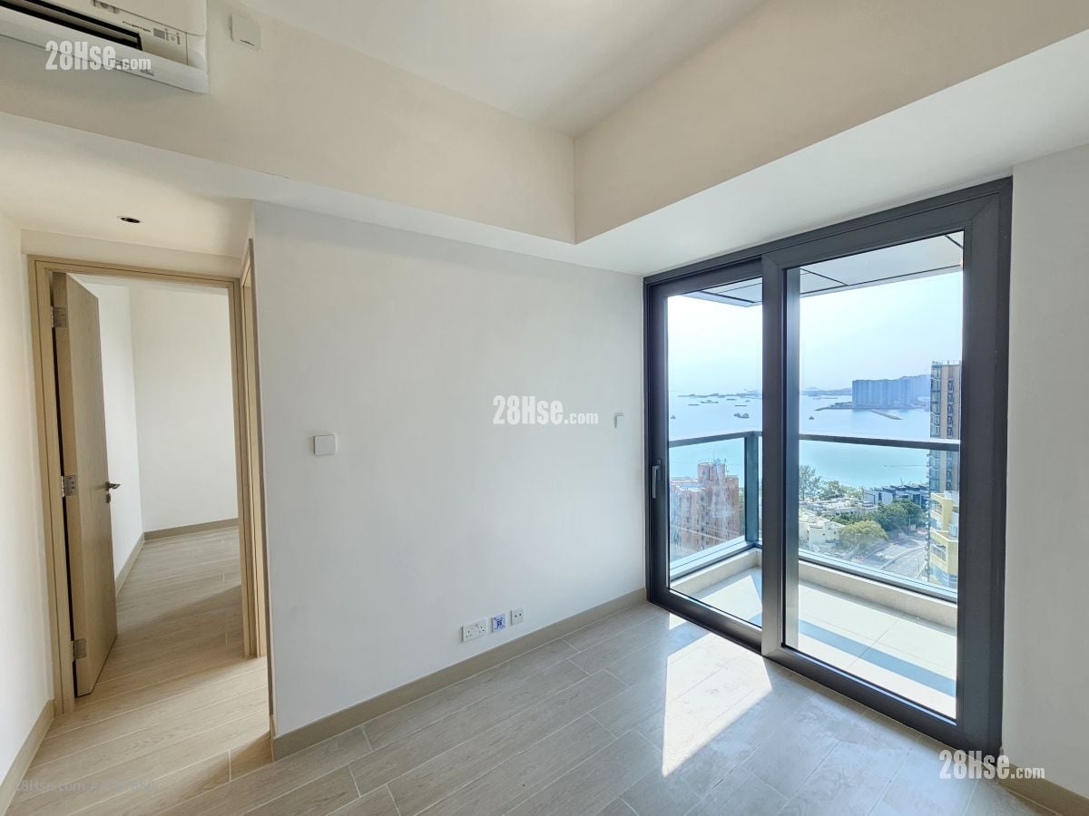 Gold Coast Bay Sell 2 Bedrooms , 1 Bathroom 439 ft²