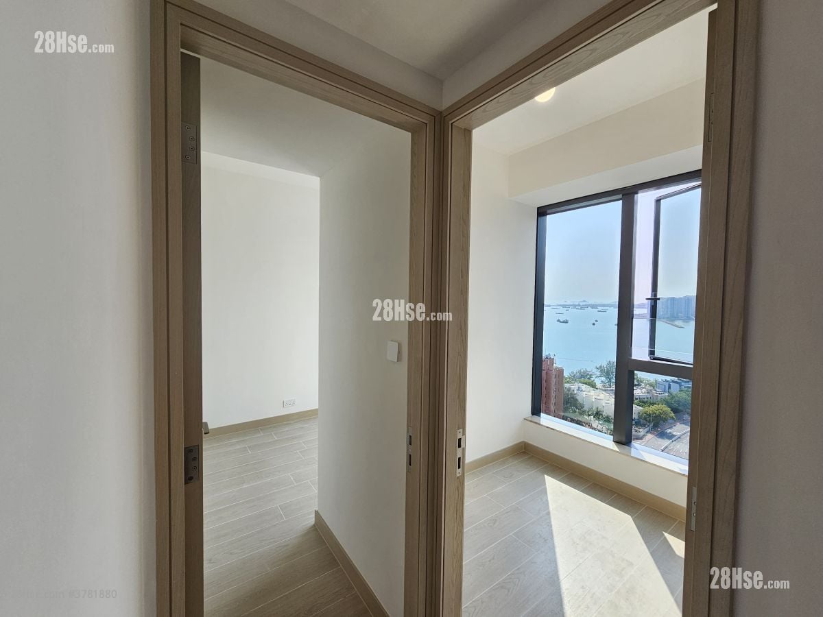 Gold Coast Bay Sell 2 Bedrooms , 1 Bathroom 439 ft²