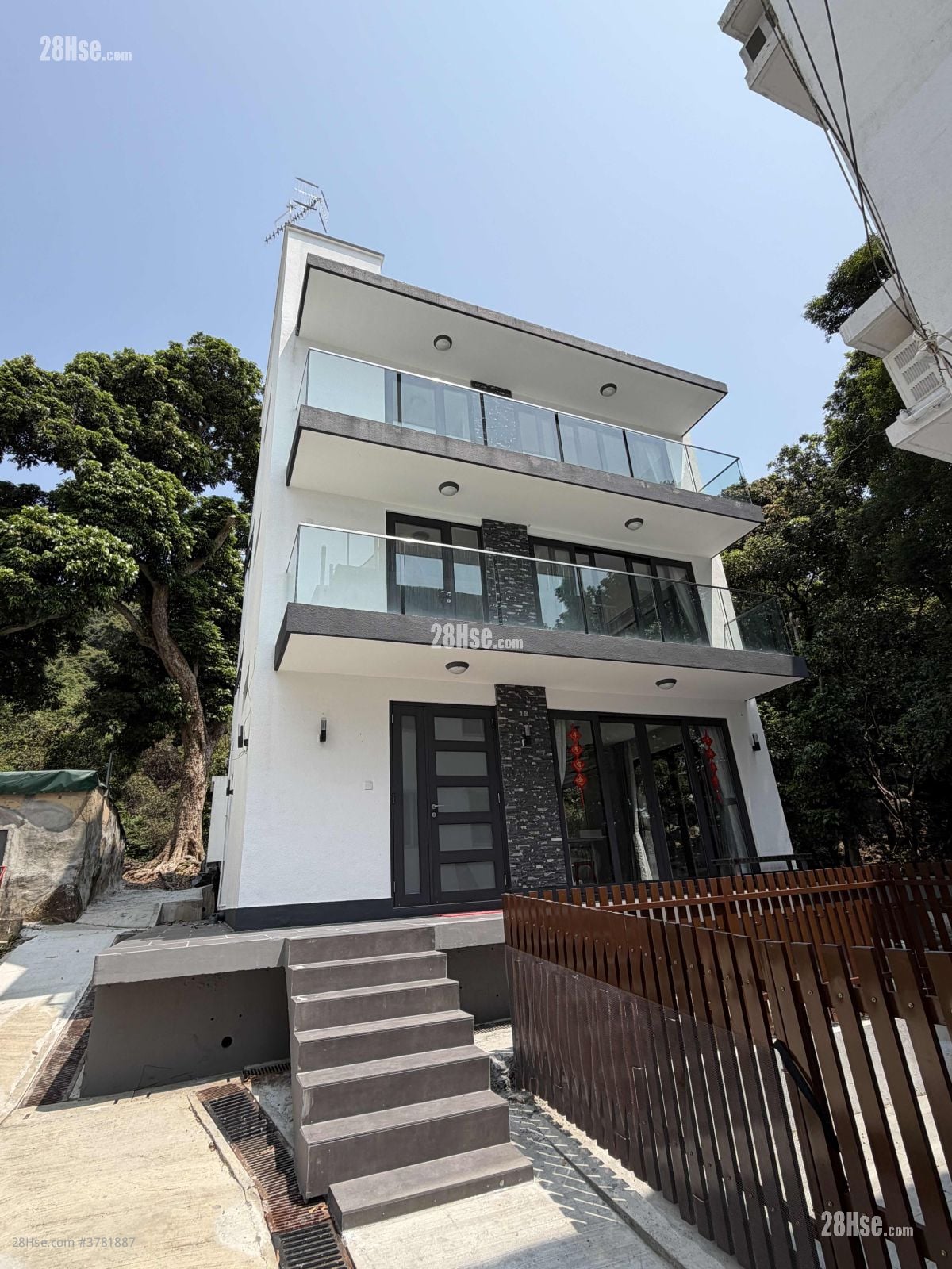 building outlook: Pui O Village House Rental 5+ Bedrooms , 2 Bathrooms