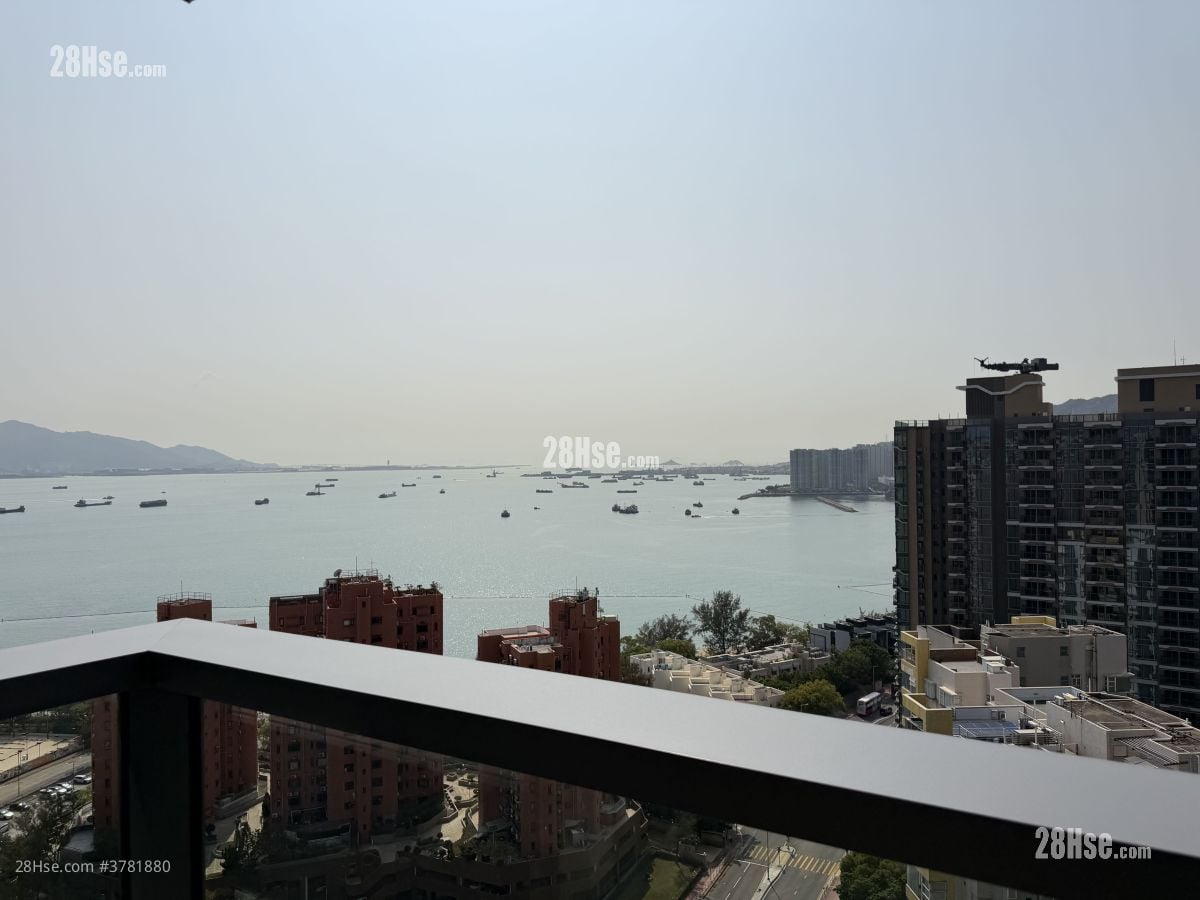 Gold Coast Bay Sell 2 Bedrooms , 1 Bathroom 439 ft²