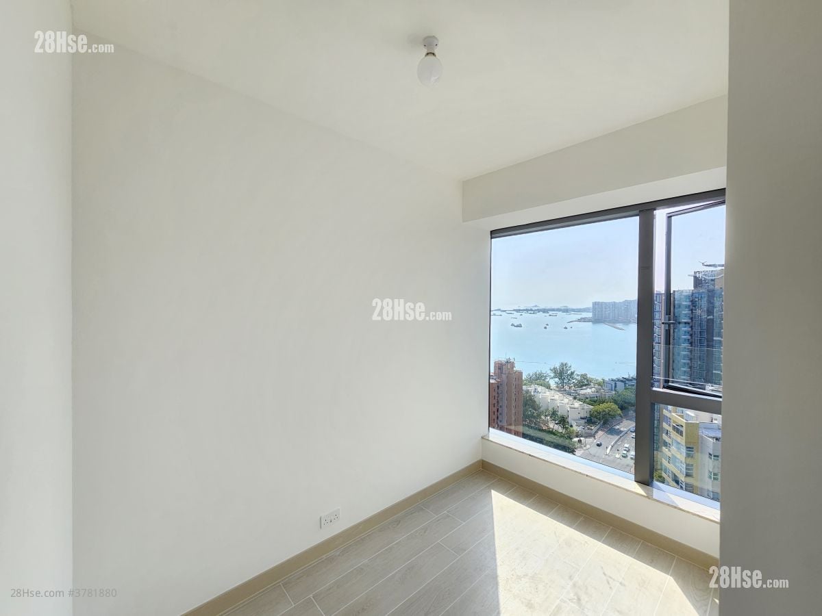 Gold Coast Bay Sell 2 Bedrooms , 1 Bathroom 439 ft²