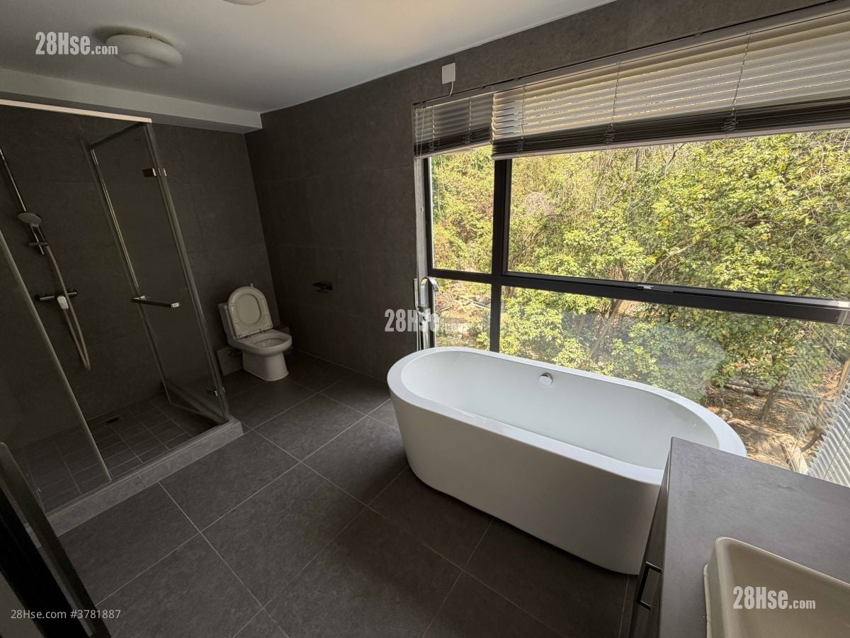 bathroom: Pui O Village House Rental 5+ Bedrooms , 2 Bathrooms