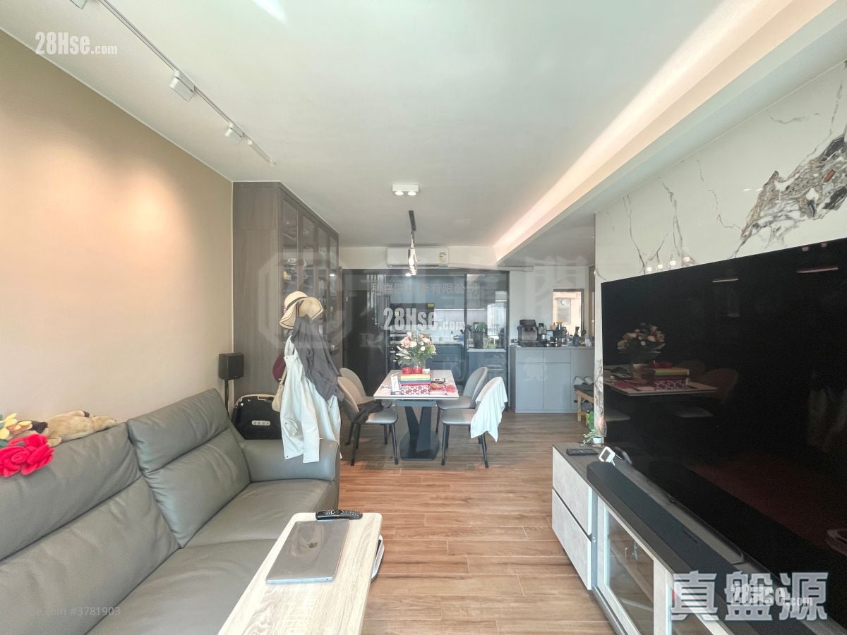 Residence Oasis Sell 3 Bedrooms , 2 Bathrooms 745 ft²