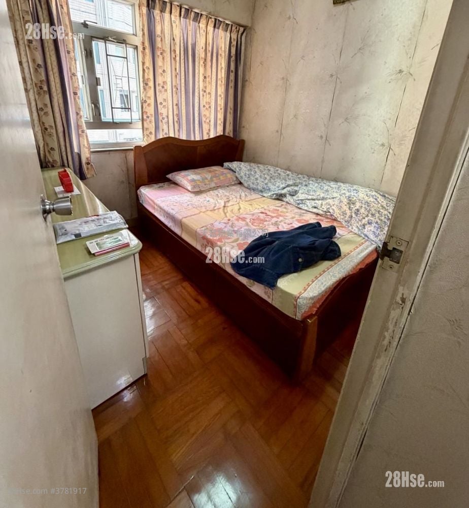 Lee Ko Building Sell 2 Bedrooms , 1 Bathroom