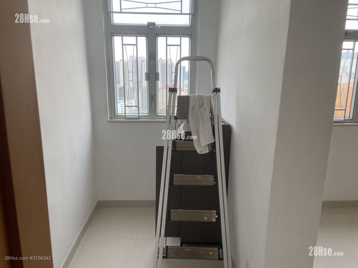 Fu Wah Court Sell 2 Bedrooms , 1 Bathroom 406 ft²