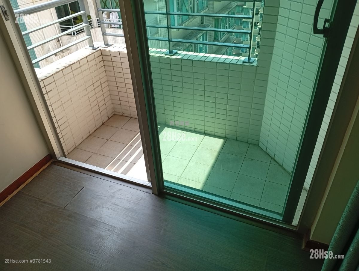 厅外有小露台，同厕所窗和厨房窗通风