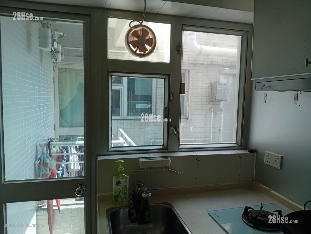 厨房外有小露台，煮饭时都有开扬空间