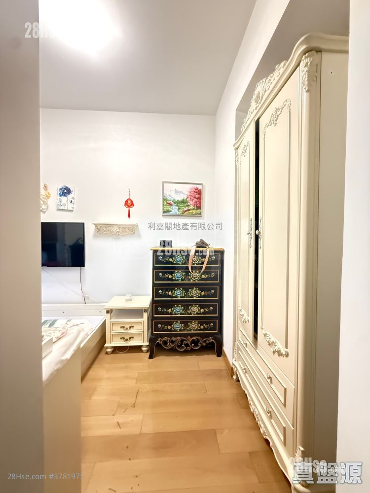 One Homantin Sell 2 Bedrooms 493 ft²