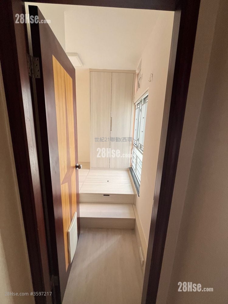 Ko Nga Court Sell 2 Bedrooms , 1 Bathroom 365 ft²