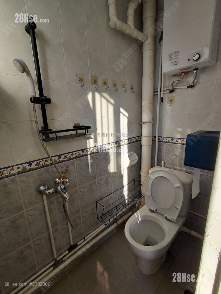 bathroom: Cheung Wah Estate Sell 2 Bedrooms , 1 Bathroom 423 ft²