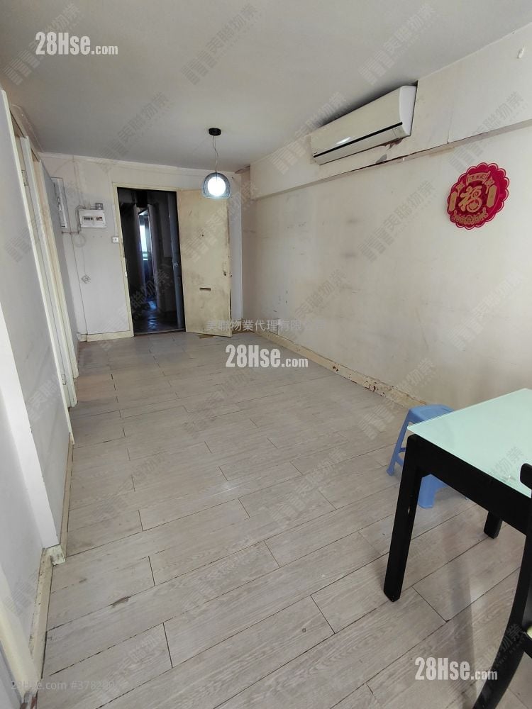 living room: Cheung Wah Estate Sell 2 Bedrooms , 1 Bathroom 423 ft²