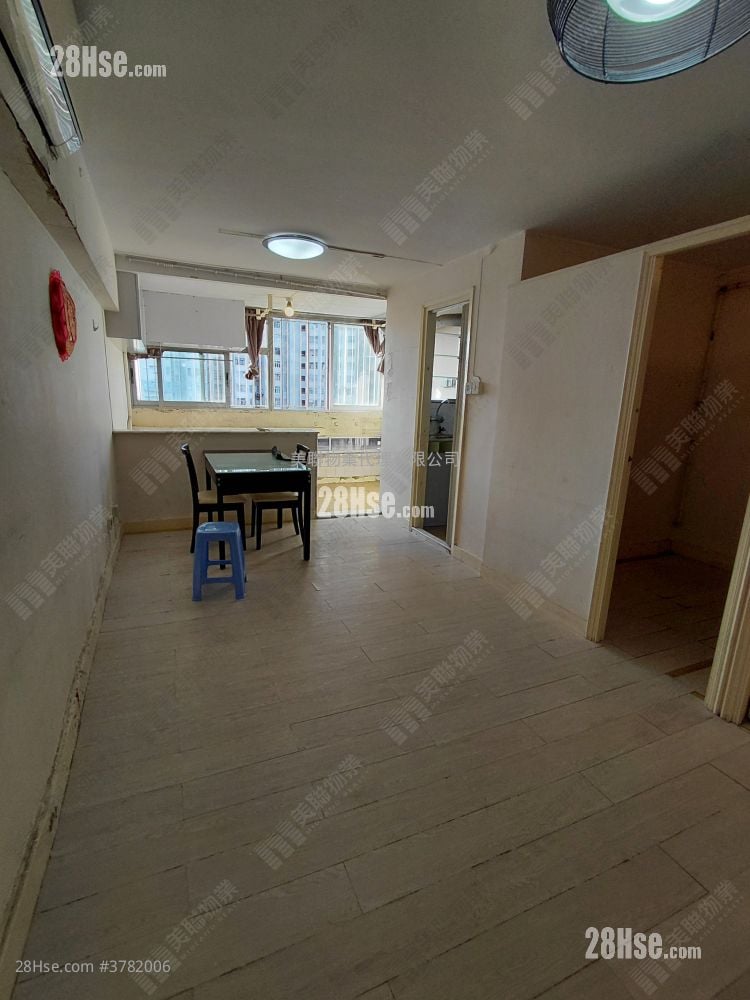 living room: Cheung Wah Estate Sell 2 Bedrooms , 1 Bathroom 423 ft²
