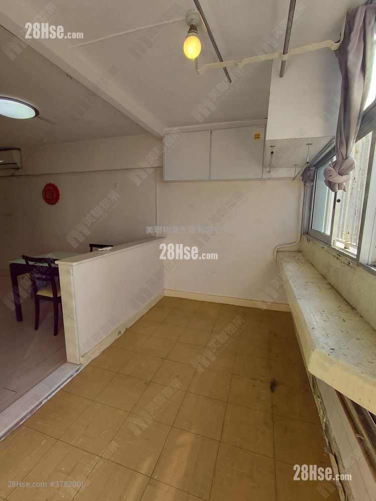 balcony: Cheung Wah Estate Sell 2 Bedrooms , 1 Bathroom 423 ft²