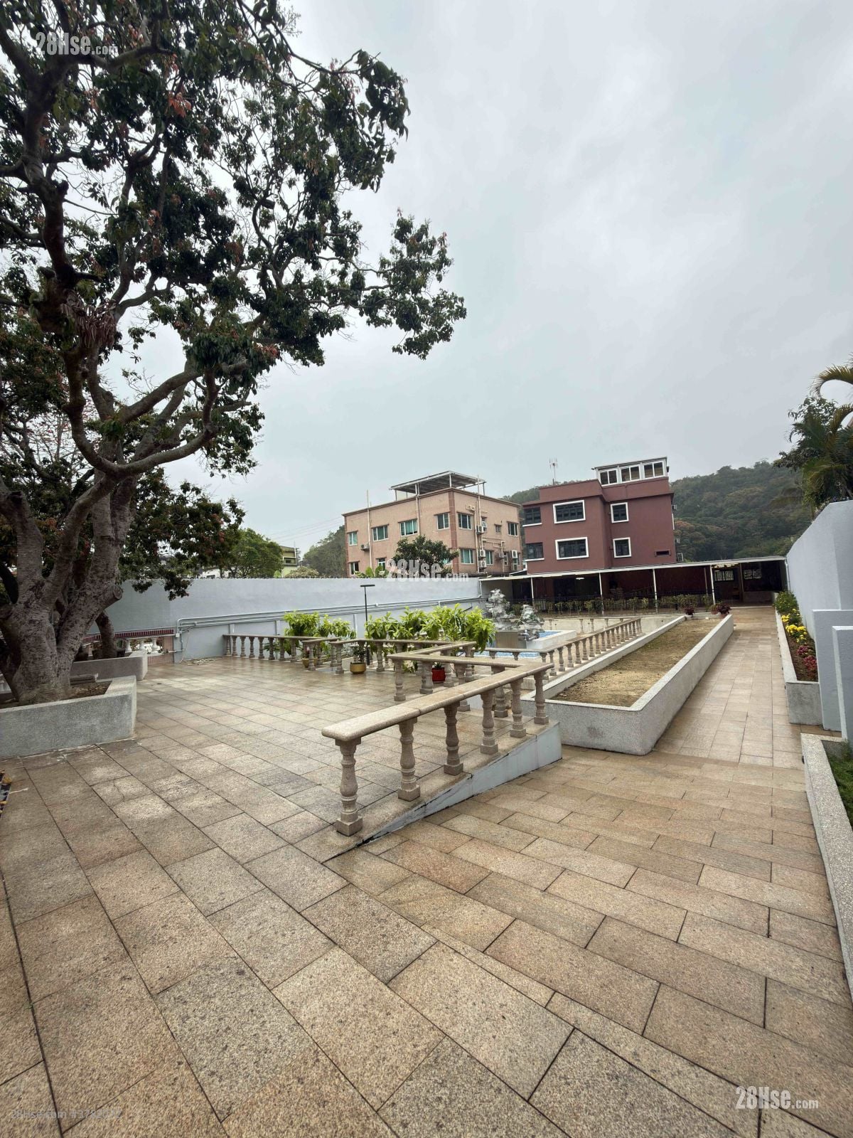 其它: 约4,000平方尺大花园