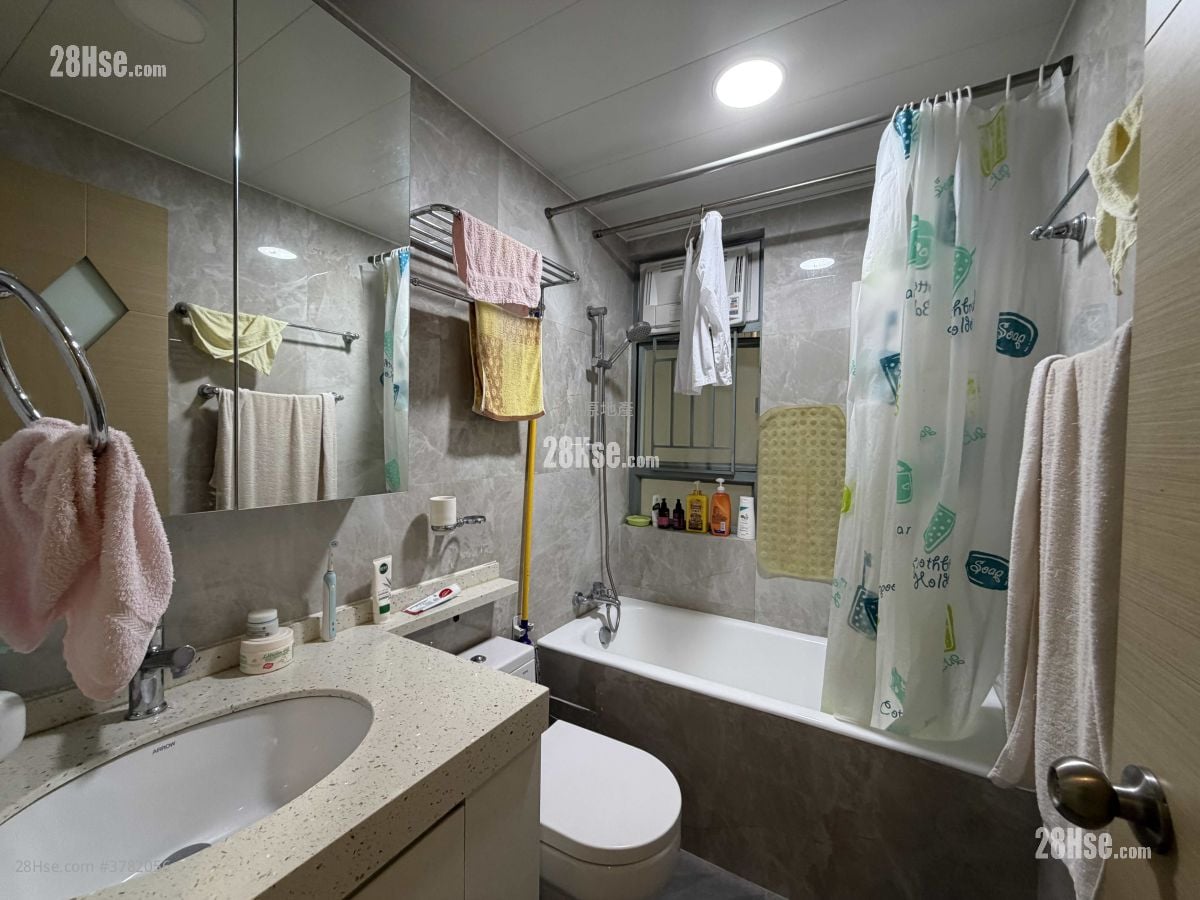 Tung Chung Crescent Sell 3 Bedrooms 759 ft²