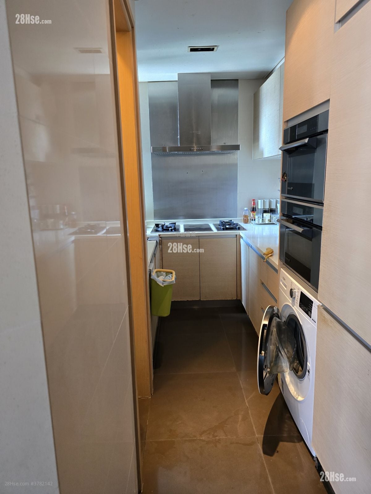 Lions Rise Rental 4 Bedrooms , 3 Bathrooms 946 ft²