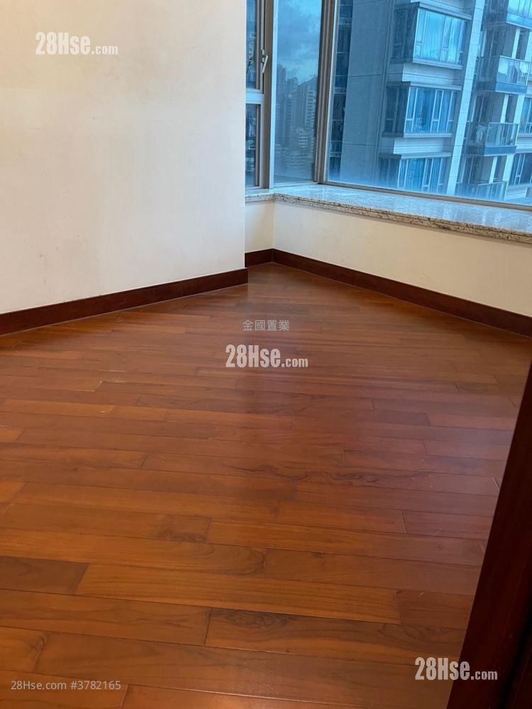 The Coronation Sell 471 ft²