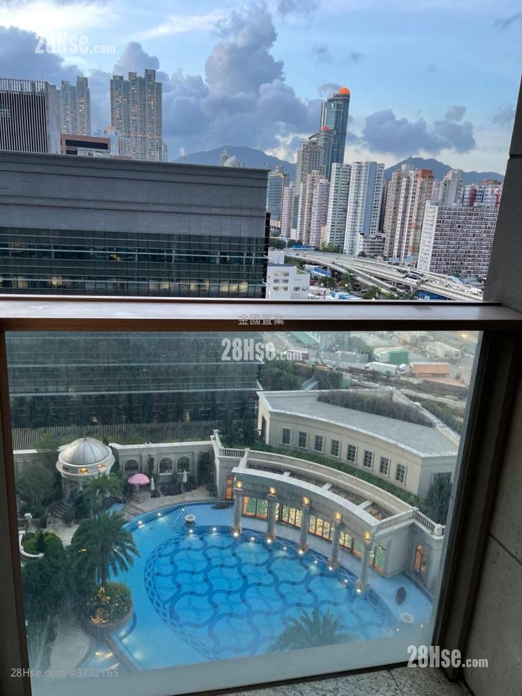 The Coronation Sell 471 ft²