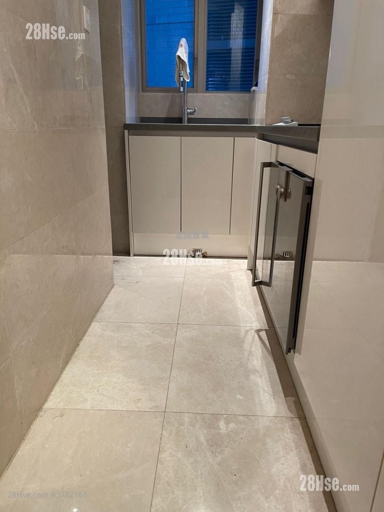 The Coronation Sell 471 ft²